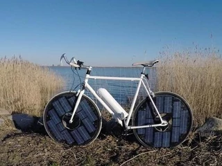 Rower, skonstruowany przez Jespera Frausiga, zasilany jest energią słoneczną