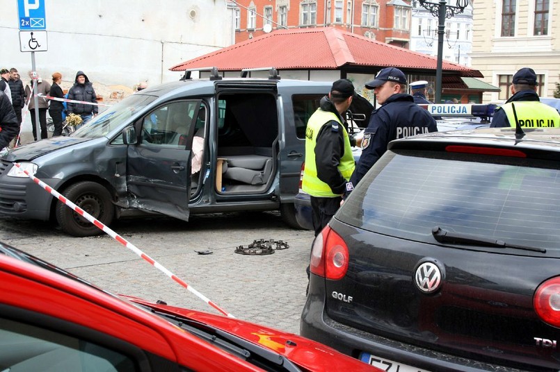 Kierowca volkswagena nie zatrzymał się do kontroli. Policja ruszyła za nim w pościg. W szaleńczym pędzie zjechał z drogi krajowej 92 usiłując przebić się przez ulice Świebodzina (Lubuskie).