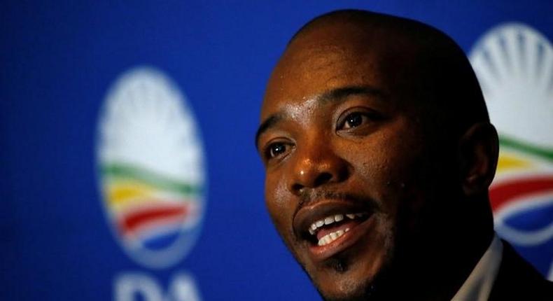 Leader of South Africa's Democratic Alliance (DA) Mmusi Maimane speaks during a news conference in Johannesburg, South Africa April 1, 2016. REUTERS/Siphiwe Sibeko/File Photo