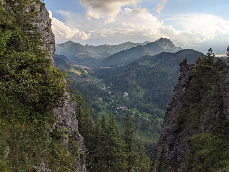 Widoki ze szlaku na Nosal. W dole Kuźnice. 