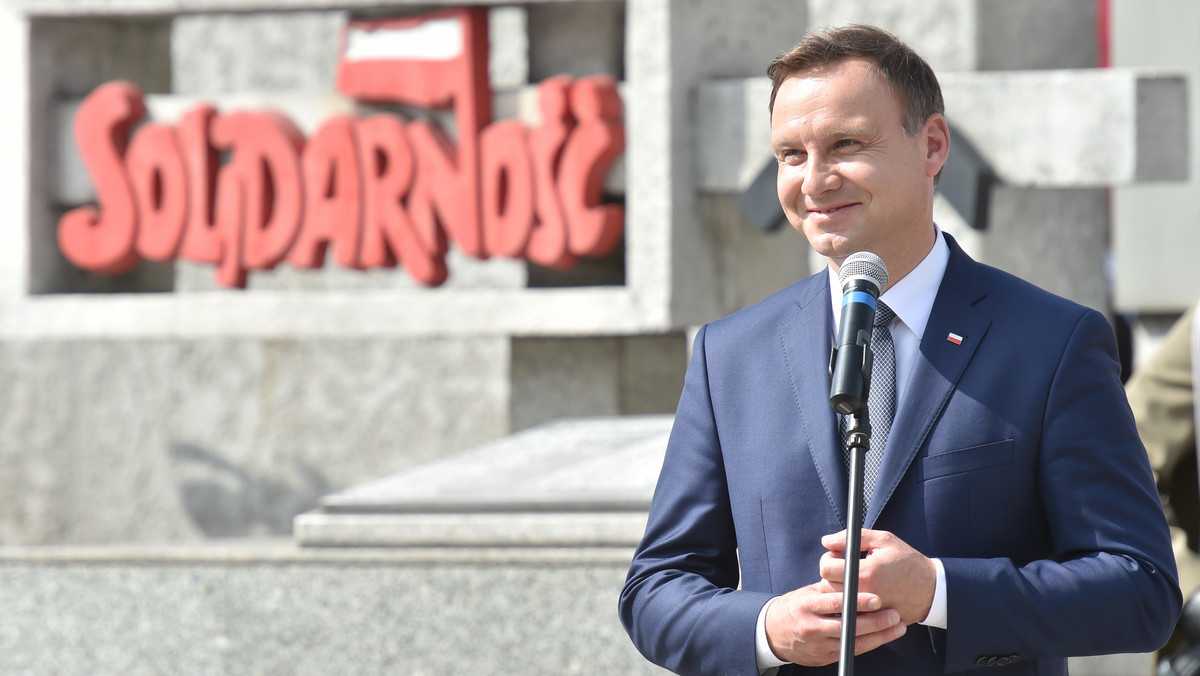 Senat odrzucił wniosek prezydenta o przeprowadzeniu referendum 25 października. Andrzej Duda chciał, by Polacy w dniu wyborów parlamentarnych wypowiedzieli się w sprawie obniżenia wieku emerytalnego, zniesienia obowiązku szkolnego dla sześciolatków oraz ochrony Lasów Państwowych. Za przyjęciem wniosku było 35 senatorów, a przeciw 53. Dwóch wstrzymało się od głosu.