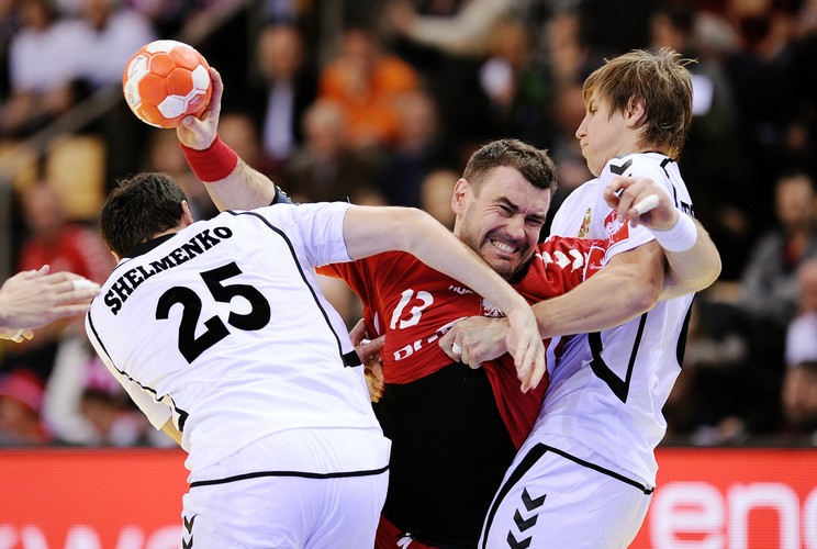 Polscy piłkarze ręczni wygrali z Rosją 24:22 (10:14)