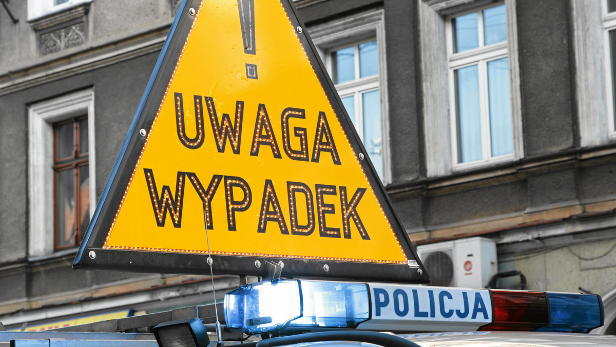 Krótko po godzinie dziewiątej na krajowej "11" na odcinku z Piły w kierunku Jastrowia (woj. wielkopolskie) doszło do tragicznego w skutkach wypadku. Samochód osobowy uderzył w drzewo. Zginęło dwóch mężczyzn. Trasa była zablokowana przez ponad dwie godziny
