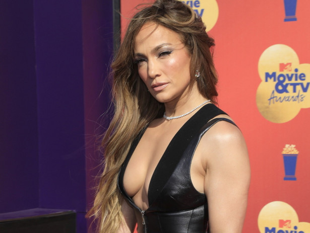 Jennifer Lopez gali MTV Movie &amp; TV Awards .