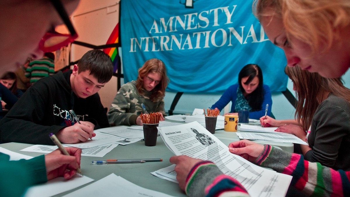 Ponad 135 tys. listów w obronie osób, których prawa zostały złamane, napisano w całej Polsce w ramach Maratonu Pisania Listów zorganizowanego przez Amnesty International. To ok. 27 tys. więcej niż rok temu. Trwająca dobę akcja zakończyła się w niedzielę w południe.