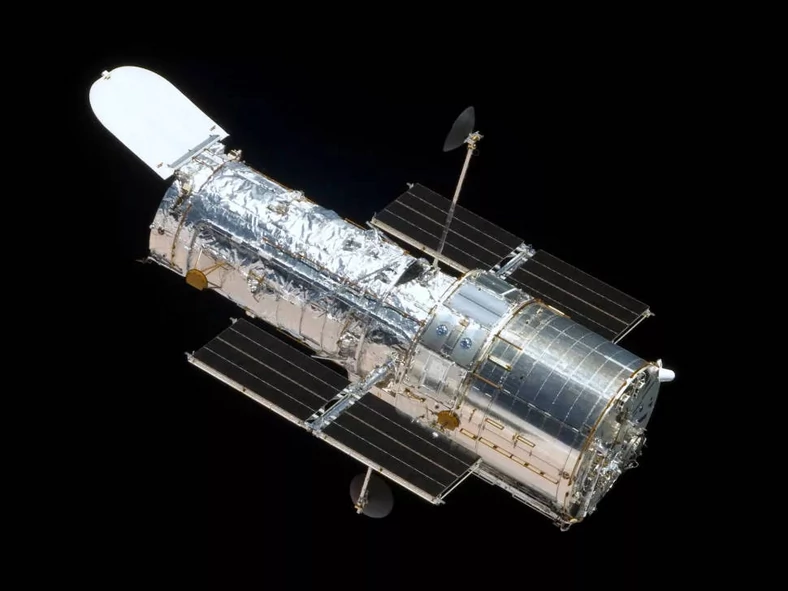 Kosmiczny Teleskop Hubble'a widoczny w trakcie ostatniej misji serwisowej w 2009 r.