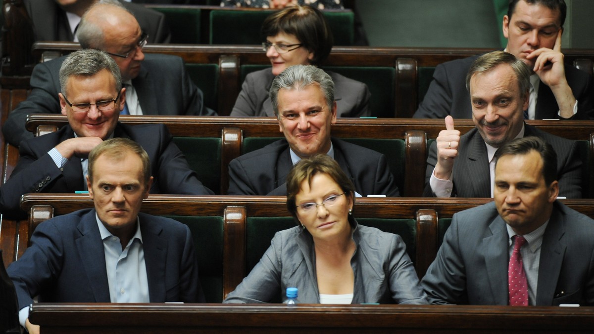 Prezes PiS Jarosław Kaczyński podczas dzisiejszej debaty nad odwołaniem minister zdrowia Ewy Kopacz skrytykował jej dotychczasową pracę. - Ja mam poczucie, że Jarosław Kaczyński mówi niekiedy rzeczy, które są inspirowane przez jego doradców. Ja nie wiem, czy to źli ludzie mu doradzają - ripostowała na antenie TVN24 szefowa resortu zdrowia. - Ja jestem gotowa usiąść i porozmawiać z panem prezesem po to, żeby nie opowiadał kłamstw pacjentom - mówiła minister.