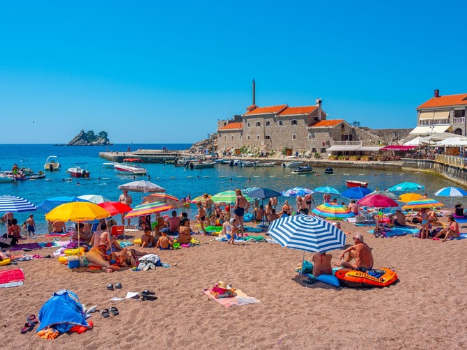 Ljudi su se zgranuli kad su videli ko se sunča na frižideru usred plaže u Buljaricama ILUSTRACIJA