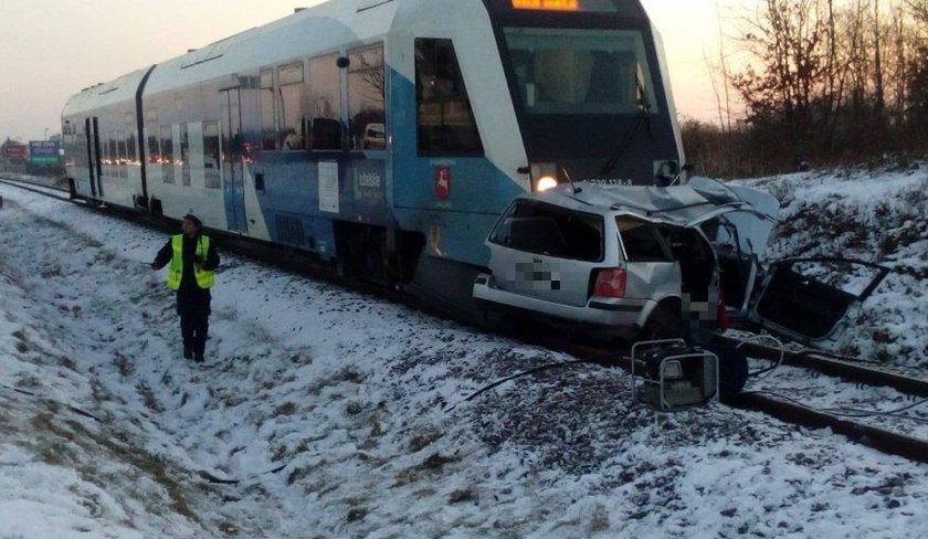 Tragedia na przejeździe kolejowym. Dwie osoby nie żyją