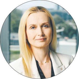 LUDMIŁA FALAK-CYNIAK, wiceprezes PKO Banku Polskiego, nadzoruje bankowość korporacyjną i inwestycyjną. Pełniła wysokie funkcje zarządcze w takich organizacjach jak: Aegon, Amundi, Skarbiec, KBC i Warta. Absolwentka Uniwersytetu Łódzkiego (finanse i bankowość). Ma licencję doradcy inwestycyjnego i maklera papierów wartościowych.