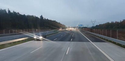 Śmiertelnie niebezpieczny incydent na autostradzie A1. Jechał pod prąd, kierowca mercedesa cudem uniknął czołówki [WIDEO]