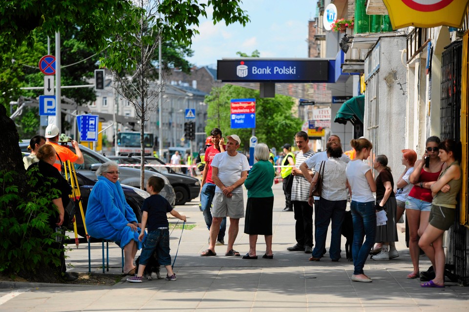 Na budowie II linii metra zapadła się jezdnia