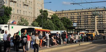 Tramwaj zablokował pl. Konstytucji.