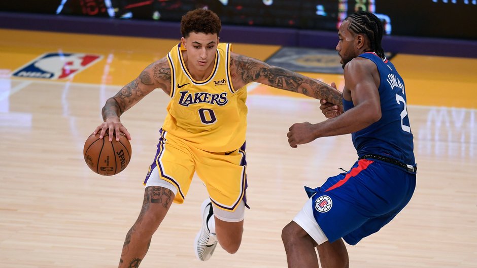 Kyle Kuzma (od lewej) z Los Angeles Lakers kozłuje przed Kawhi Leonard z LA Clipper