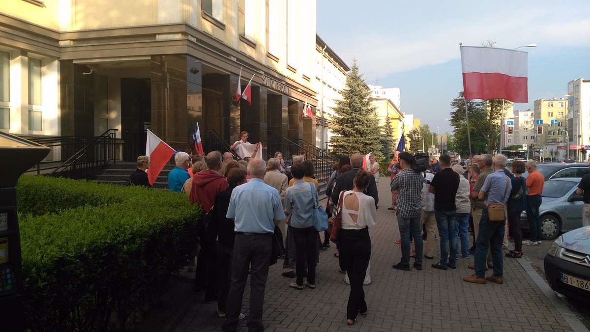 Około 50 osób domaga się uniezależnienia sądów od wpływu władzy wykonawczej. Organizatorem jest białostocki komitet obrony demokracji.