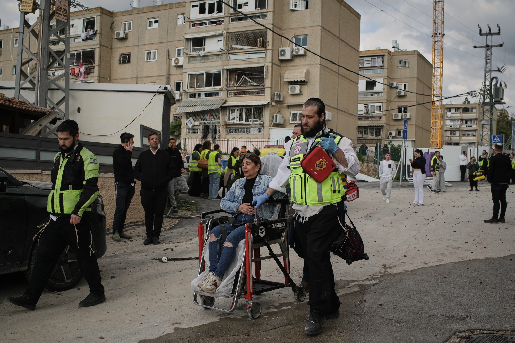 Izraelskí záchranári a vojenský personál zasahujú v meste Beit Shemesh pro iránskom raketovom útoku.