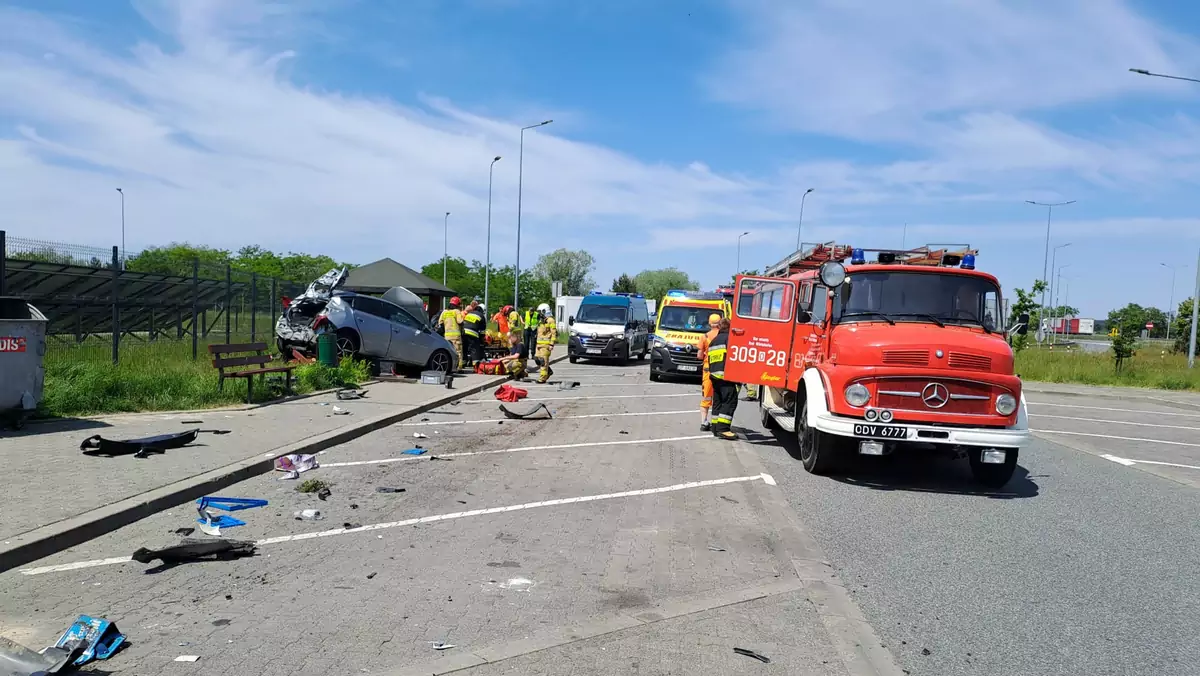 Kierowca ciężarówki staranował samochód. Inspektorzy ITD natychmiast ruszyli na pomoc