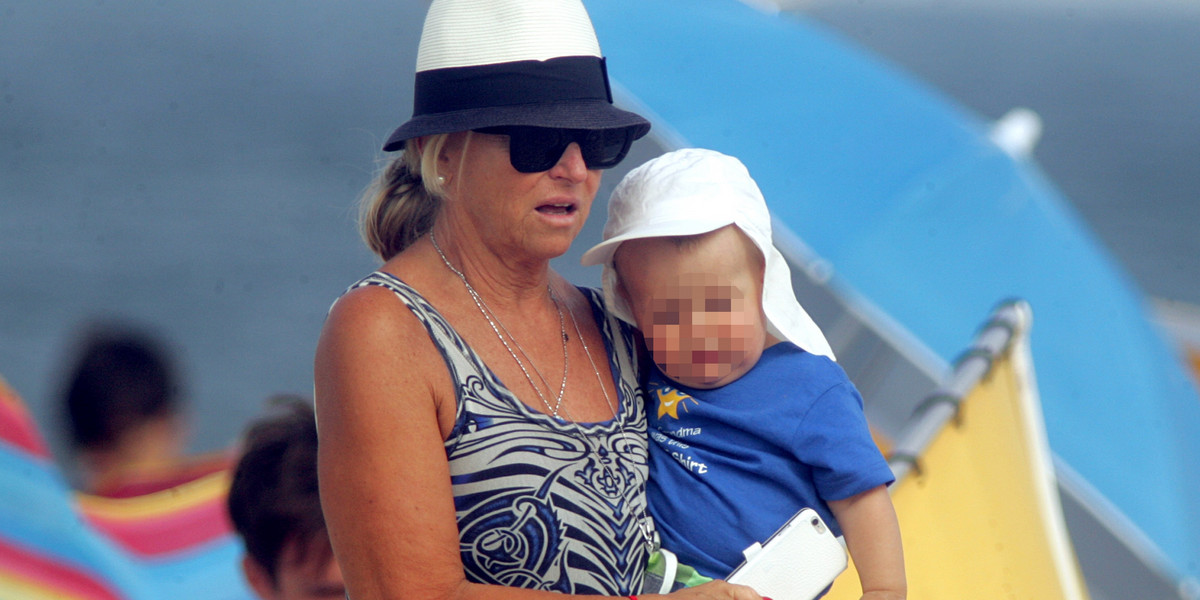 Katarzyna Frank Niemczycka z wnukiem na plaży