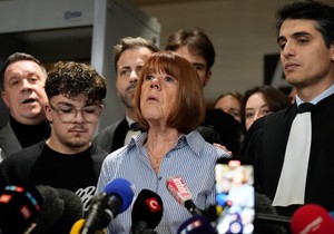 Žizel Peliko u razgovoru sa novinarima ispred suda u Avinjonu