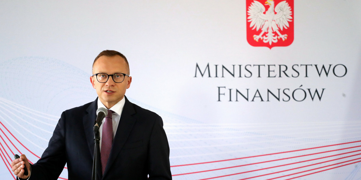 Wiceminister finansów Artur Soboń podczas konferencji prasowej.