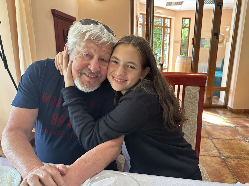 Najstariji i najmlađ član - Vlasnik televizije YU ECO Jozef Pinter sa unukom Milom