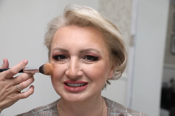 Oči istakli bordo-ljubičastom senkom