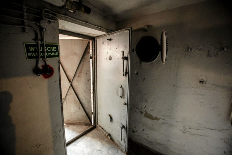 GDYNIA. Schron przeciwlotniczy pod budynkiem przy ul. Chrzanowskiego 14