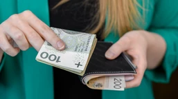 800 plus dla 50-latków i seniorów, za wychowane, dorosłe już dziecko.