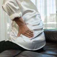 Folyton csak az egyik oldalon fáj a dereka? Ebből tudhatja, ha tumor az oka