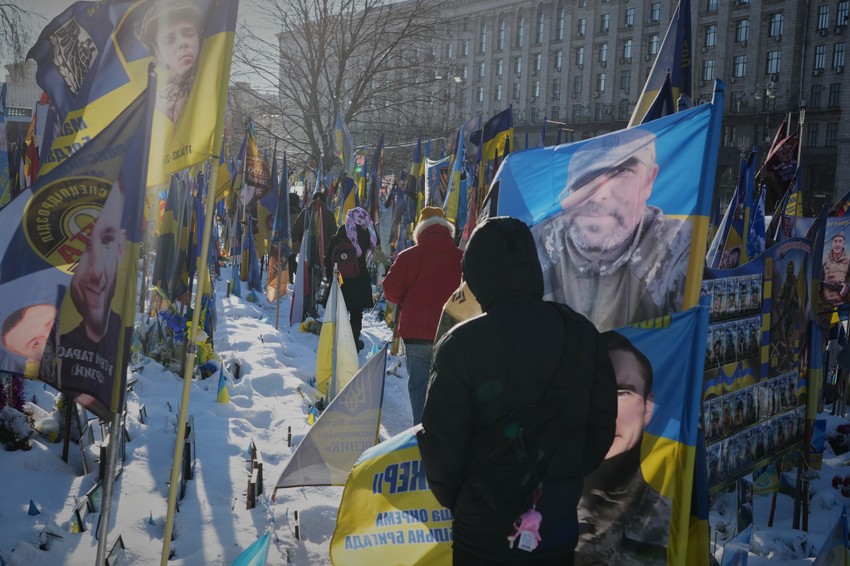 Ukrajinci na Trgu nezavisnosti u Kijevu 1. februara pored memorijala za poginule vojnike u ratu