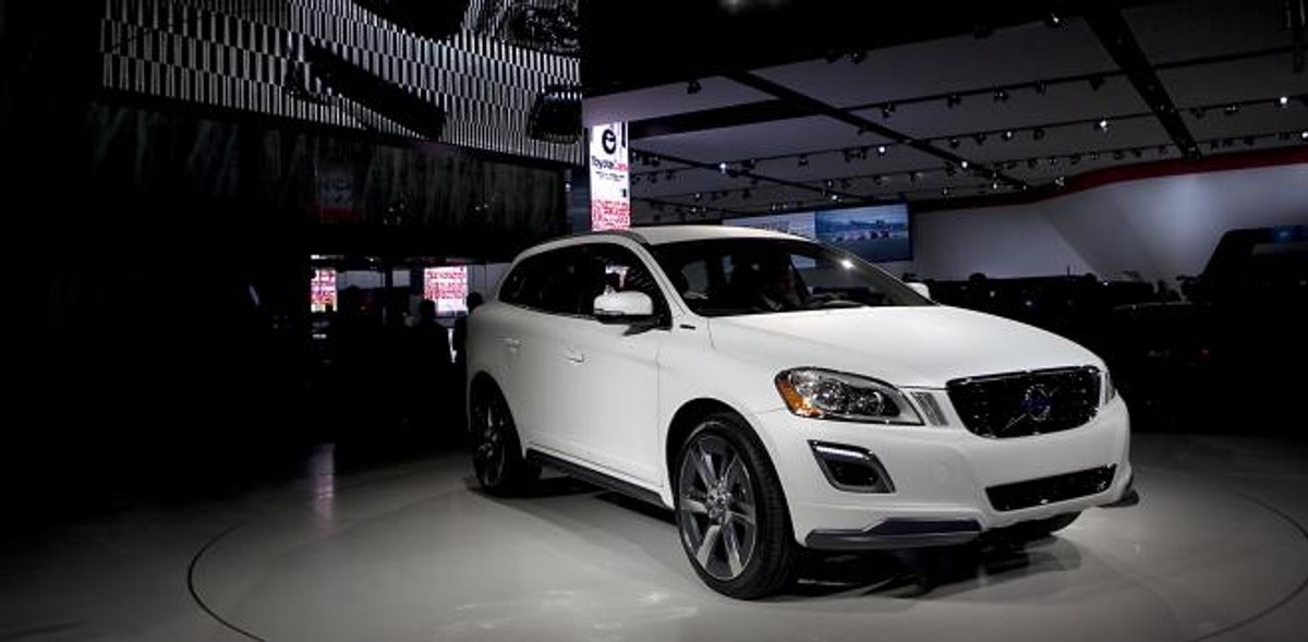 Volvo XC60 plug-in hybrid ma kosztować około 60 tys. euro i zużywać średnio 2,3 litra benzyny. Drugim zaskoczeniem jest moc elektryczno-benzynowego szweda: 350 KM