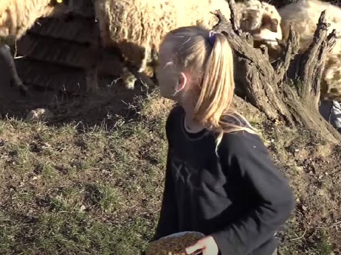Anđela se ne libi poslova na selu 