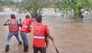Kenya Red Cross Rescue Team in action, rescuing Sultan Hamud residents swept away by floods on April 26, 2024. [Courtesy]