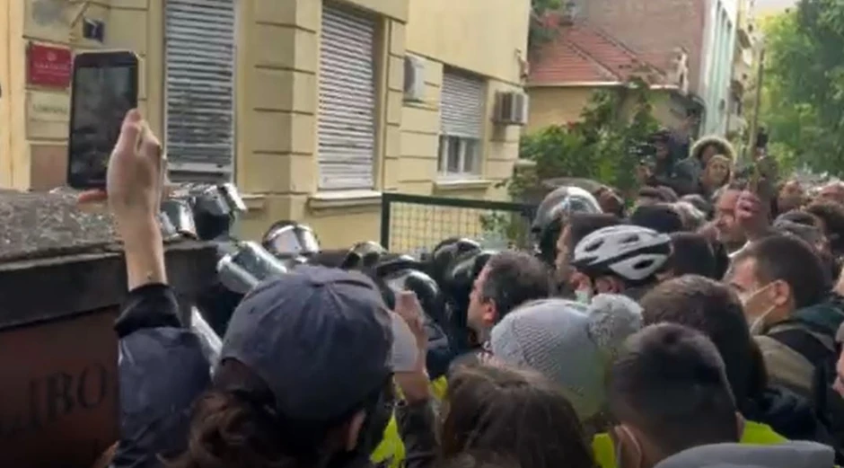 Okupljeni se guraju sa policijom ispred novosadske Palate pravde 