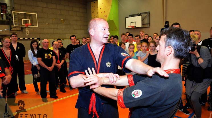 Simicskó István
honvédelmi miniszter zsúfolt teremben
vizsgázott/Fotó:Facebook-Magyar Wing Tsun Egyesület