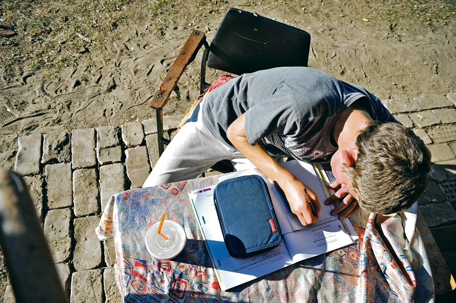 Aleksandar se mnogo trudi u školi jer mu je jako teško što je sa 17 godina tek u sedmom razredu