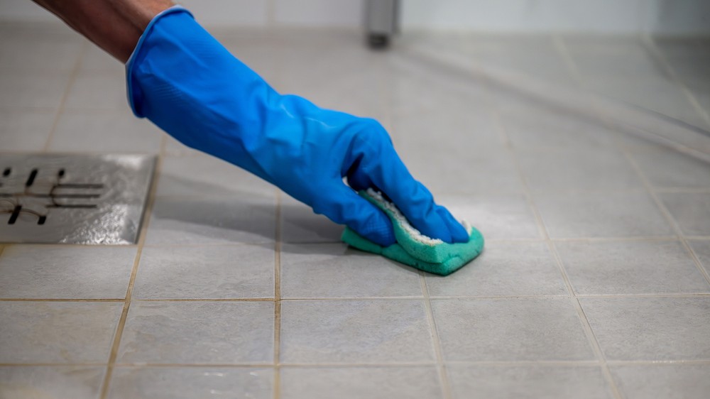 Jemná kefka je ideálna na čistenie škár – dostane sa do nich lepšie než klasická hubka.