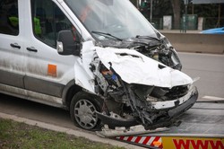 Groźna kolizja w Krakowie. Pojazd wojskowy zderzył się z busem