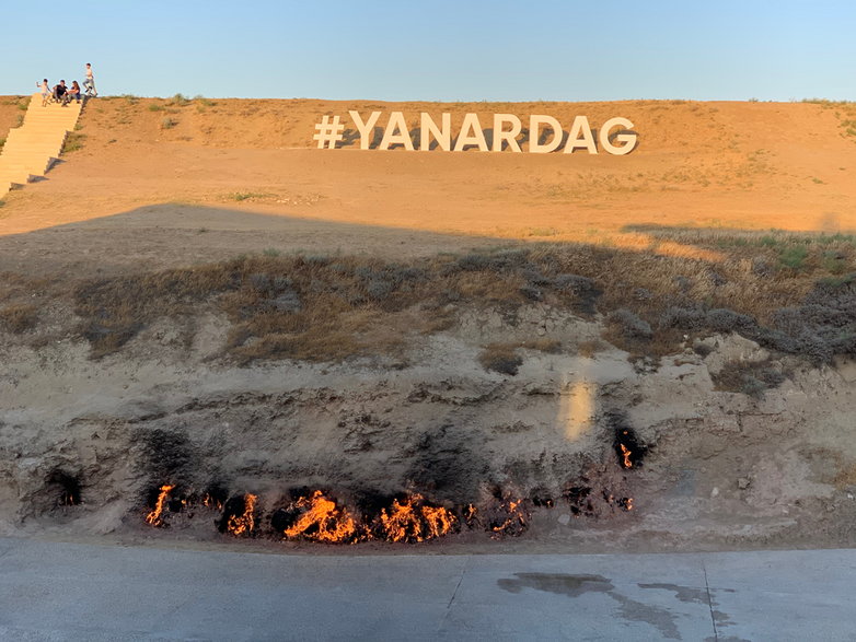 Płonąca góra Yanar Dag nigdy nie gaśnie