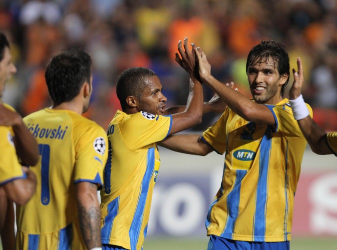 Gracze Apoelu cieszą się ze zdobycia drugiego gola