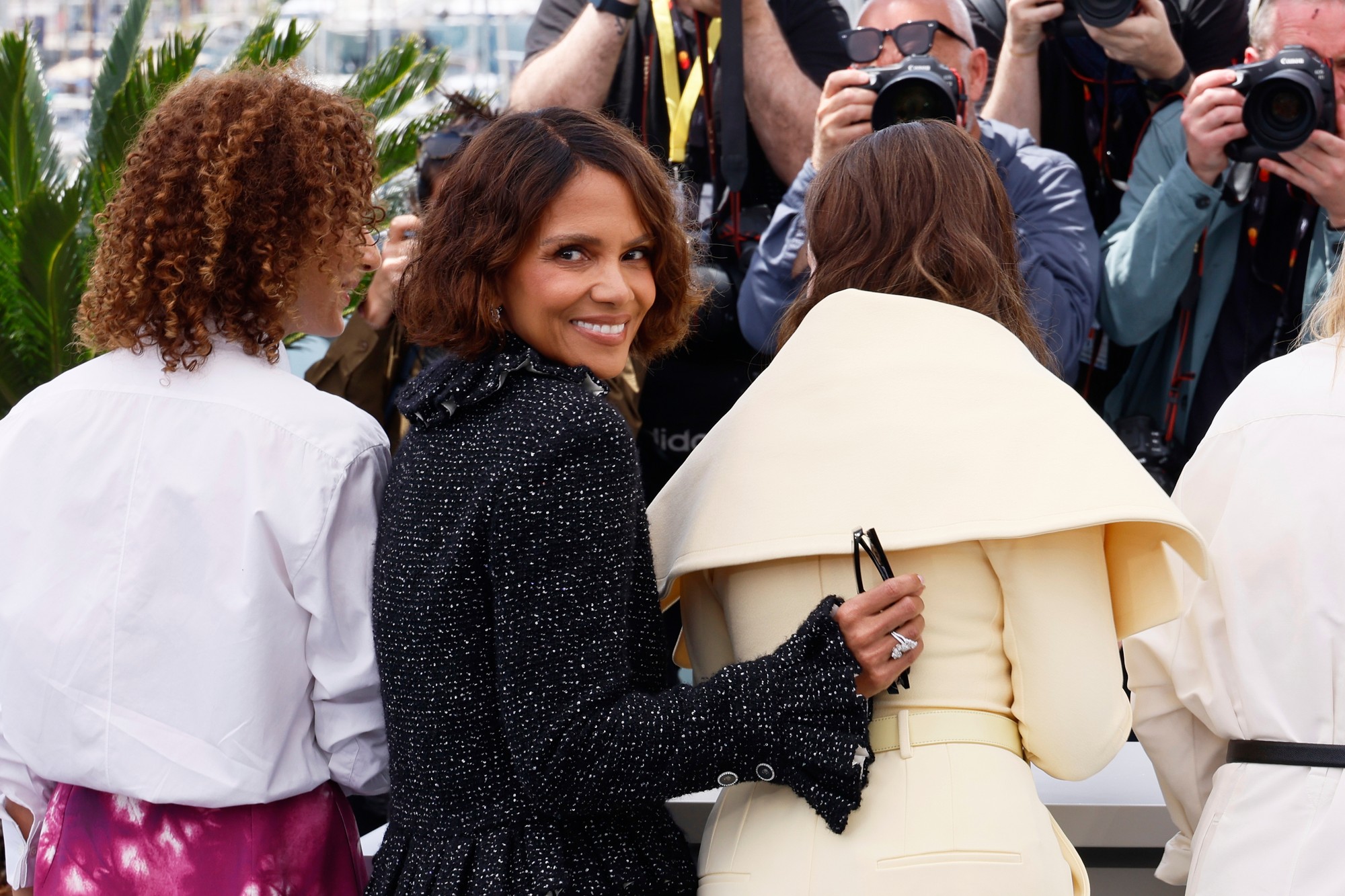 Filmový festival v Cannes 2025: členky poroty Leila Slimani (vľavo) a Halle Berry pózujú s predsedníčkou poroty Juliette Binoche.