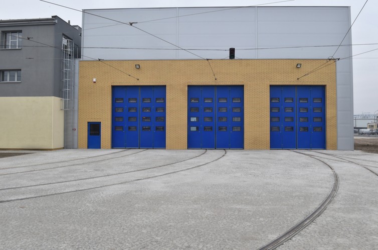 Budowę hali rozpoczęto w 2014 roku, jako kontynuację kompleksowej modernizacji obiektów Stacji Obsługi i Remontów, gdzie przeglądane i modernizowane są krakowskie tramwaje. <br><br> Fot. (mr) PAP/Jacek Bednarczyk