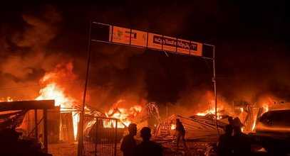 Masakra w Rafah. Dziesiątki ludzi pogrzebały płonące gruzy