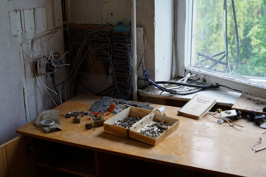 Zdemolowane pomieszczenia elektrowni atomowej w Czarnobylu przez rosyjskich żołnierzy