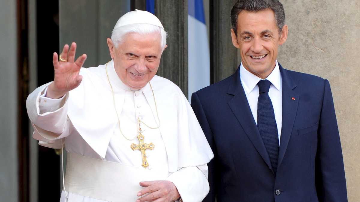 Papież Benedykt XVI chce spotkać się z prezydentem Francji Nicolasem Sarkozym, by porozmawiać z nim o francuskiej polityce wobec imigrantów, w tym zwłaszcza Romów - poinformował dziennik "Liberation".