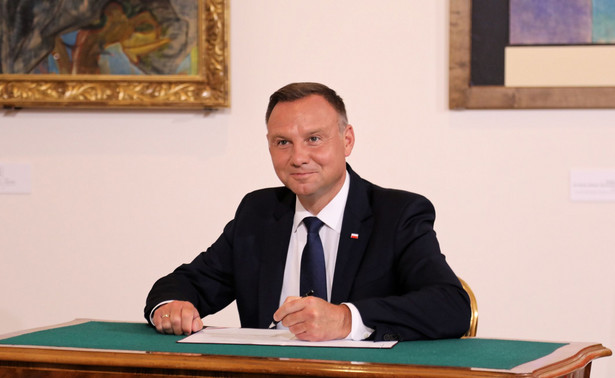 Andrzej Duda w czasie trzech lat prezydentury odbył ponad 100 spotkań z głowami państw i rządów oraz ponad 330 wizyt krajowych - wyliczono w spocie przygotowanym przez Kancelarię Prezydenta.