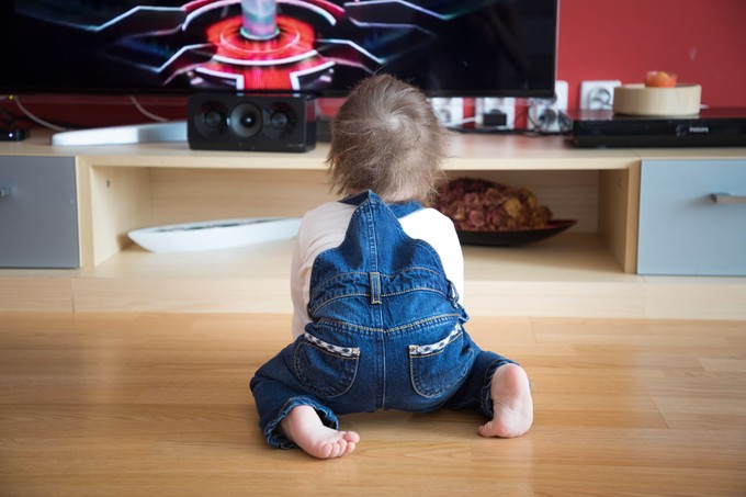 Baj, ha alvó csecsemő mellett megy a TV? Az orvos válaszol