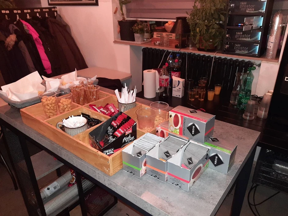 Posluženje u izbornom štabu "Srbija protiv nasilja"