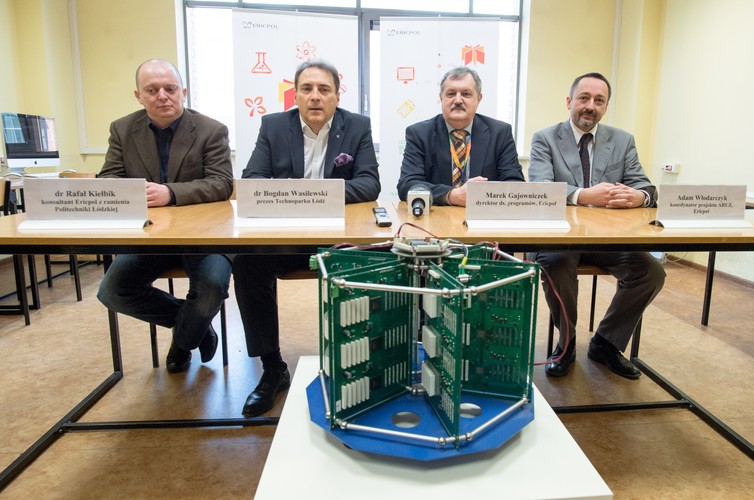 Analizator, nad których naukowcy z Politechniki Łódzkiej pracowali 14 lat, będzie przydatny w prowadzeniu badań m.in. w branży chemicznej, kosmetycznej i farmaceutycznej.
<br><br>
(gm/zuz) PAP/Grzegorz Michałowski