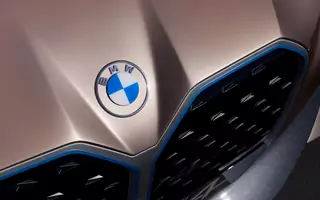 BMW po latach zmienia swoje logo